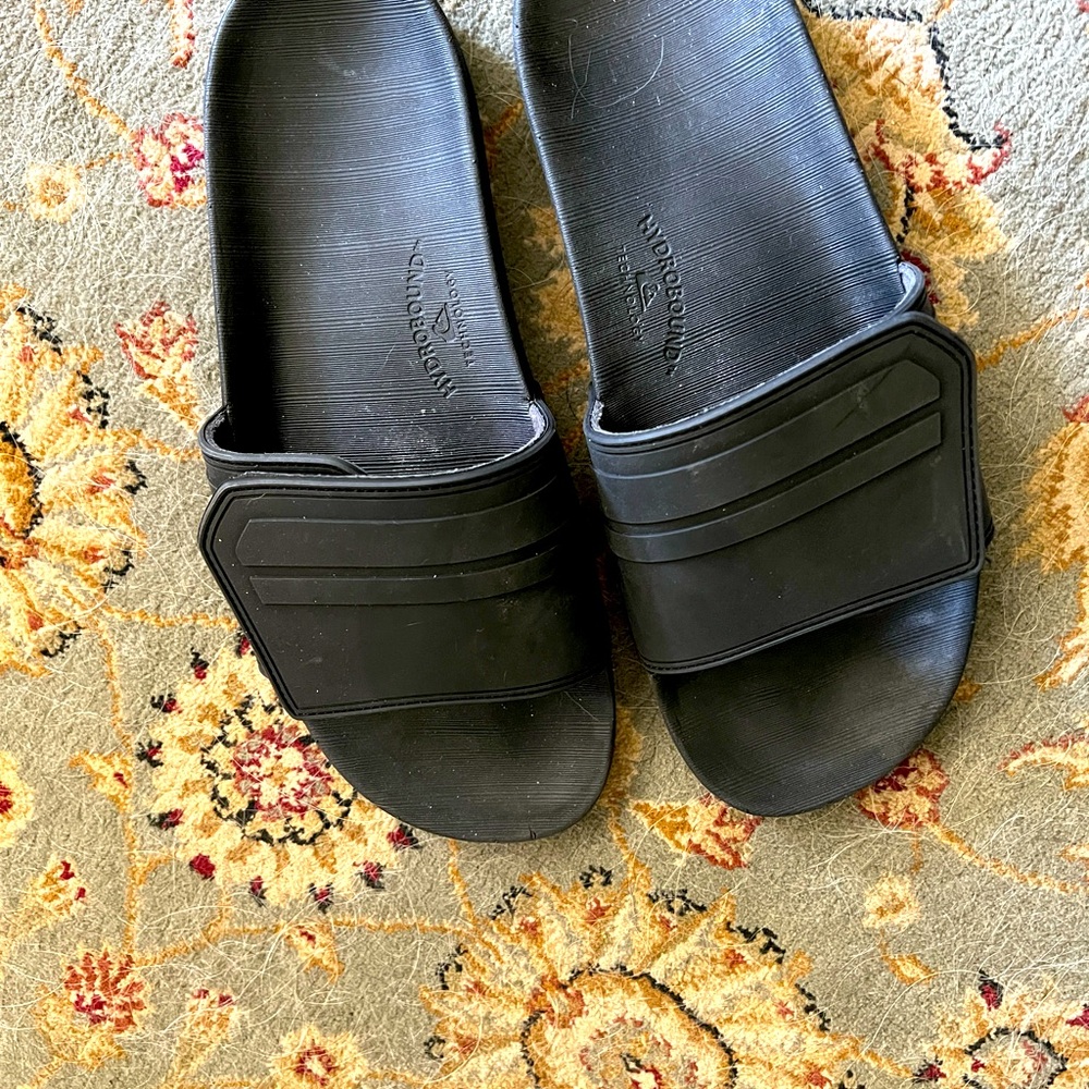 Women’s size 9 quicksilver slides, black